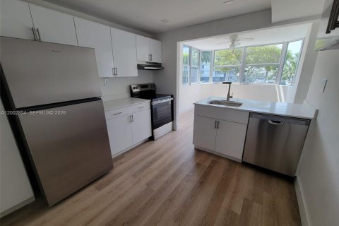 Condo in North Miami Beach, Florida, 1 bedroom  № 2068056