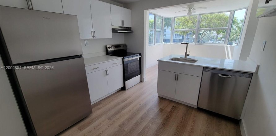 Condo in North Miami Beach, Florida, 1 bedroom  № 2068056