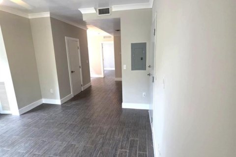 Снять в аренду квартиру в Корал-Гейблс, Флорида 3 комнаты, 565.4м2, № 2083799 - фото 3