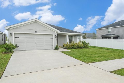 House in Zephyrhills, Florida 4 bedrooms, 158.4 sq.m. № 2148646 - photo 2