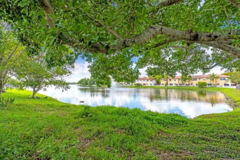 House in Miramar, Florida 3 bedrooms, 143.26 sq.m. № 2059644 - photo 10