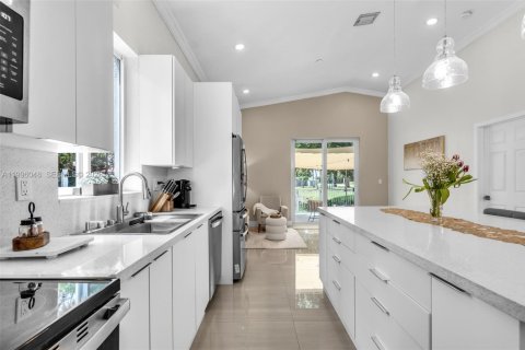 House in Miramar, Florida 3 bedrooms, 143.26 sq.m. № 2059644 - photo 7