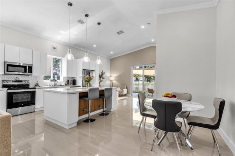 House in Miramar, Florida 3 bedrooms, 143.26 sq.m. № 2059644 - photo 5