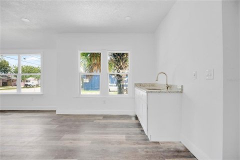 Commercial property in Daytona Beach, Florida 181.07 sq.m. № 2384135 - photo 17