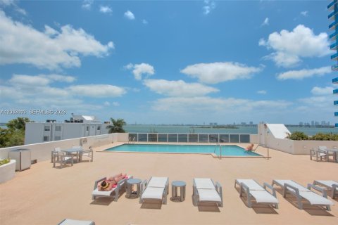Condominio en alquiler en Miami, Florida, 2 dormitorios, 88.54 m2 № 2086206 - foto 14