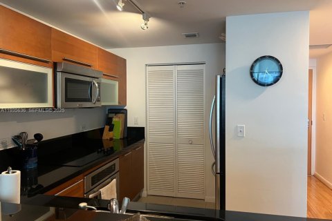Condominio en venta en Miami, Florida, 1 dormitorio, 74.88 m2 № 1994007 - foto 3