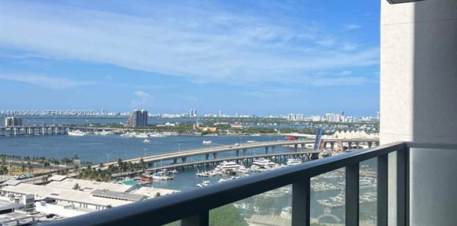 Condominio en Miami, Florida, 1 dormitorio  № 1994007