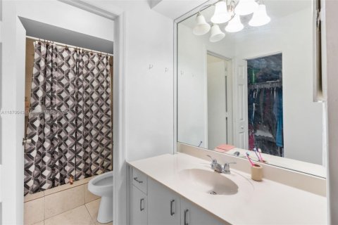 Casa en venta en Miami, Florida, 4 dormitorios, 144.09 m2 № 1897026 - foto 12