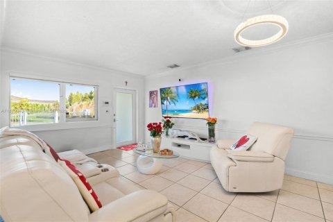 Casa en venta en Miami, Florida, 4 dormitorios, 144.09 m2 № 1897026 - foto 3