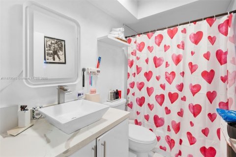 Casa en venta en Miami, Florida, 4 dormitorios, 144.09 m2 № 1897026 - foto 13