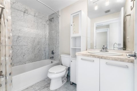 Copropriété à louer à Miami, Floride: 2 chambres, 126.63 m2 № 1941309 - photo 16