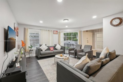 House in Miami, Florida 3 bedrooms, 186.64 sq.m. № 1447862 - photo 4