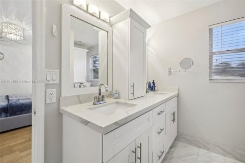 House in Miami, Florida 3 bedrooms, 186.64 sq.m. № 1447862 - photo 28