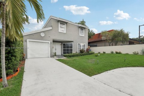 House in Miami, Florida 3 bedrooms, 186.64 sq.m. № 1447862 - photo 2