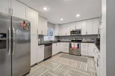 House in Miami, Florida 3 bedrooms, 186.64 sq.m. № 1447862 - photo 11