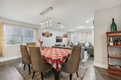 House in Miami, Florida 3 bedrooms, 186.64 sq.m. № 1447862 - photo 8