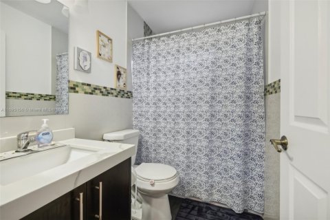 House in Miami, Florida 3 bedrooms, 186.64 sq.m. № 1447862 - photo 26
