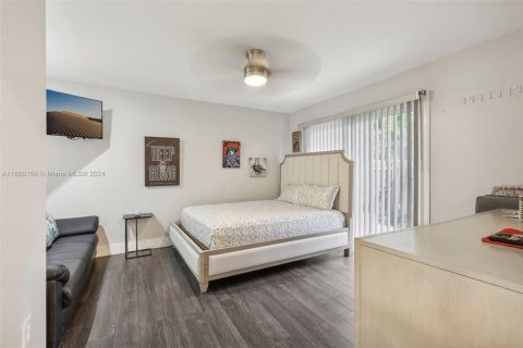 House in Miami, Florida 3 bedrooms, 186.64 sq.m. № 1447862 - photo 18