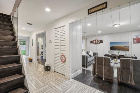 House in Miami, Florida 3 bedrooms, 186.64 sq.m. № 1447862 - photo 6