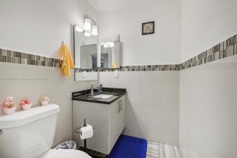 House in Miami, Florida 3 bedrooms, 186.64 sq.m. № 1447862 - photo 19