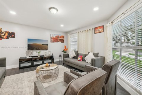 House in Miami, Florida 3 bedrooms, 186.64 sq.m. № 1447862 - photo 5