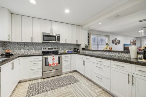 House in Miami, Florida 3 bedrooms, 186.64 sq.m. № 1447862 - photo 13