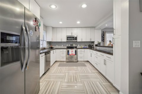 House in Miami, Florida 3 bedrooms, 186.64 sq.m. № 1447862 - photo 12