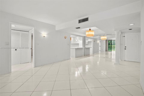 Condo in Doral, Florida, 2 bedrooms  № 1940854 - photo 5