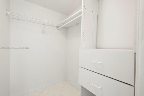 Condo in Doral, Florida, 2 bedrooms  № 1940854 - photo 14
