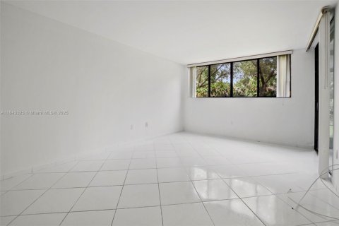 Condo in Doral, Florida, 2 bedrooms  № 1940854 - photo 11
