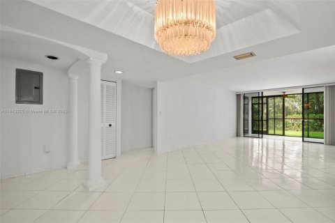 Condo in Doral, Florida, 2 bedrooms  № 1940854 - photo 4
