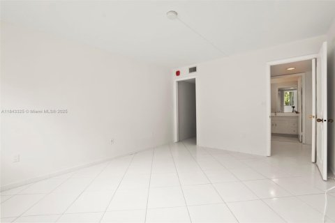 Condo in Doral, Florida, 2 bedrooms  № 1940854 - photo 20