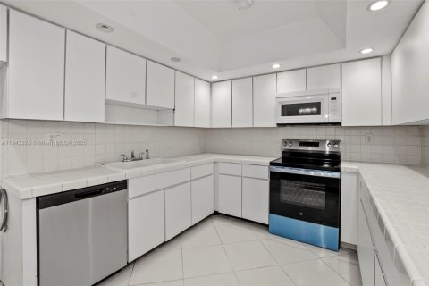 Condo in Doral, Florida, 2 bedrooms  № 1940854 - photo 7