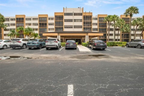 Condo in Doral, Florida, 2 bedrooms  № 1940854 - photo 1