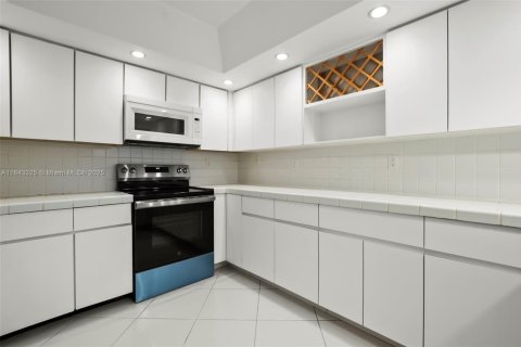 Condo in Doral, Florida, 2 bedrooms  № 1940854 - photo 8