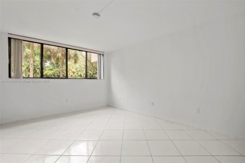 Condo in Doral, Florida, 2 bedrooms  № 1940854 - photo 13