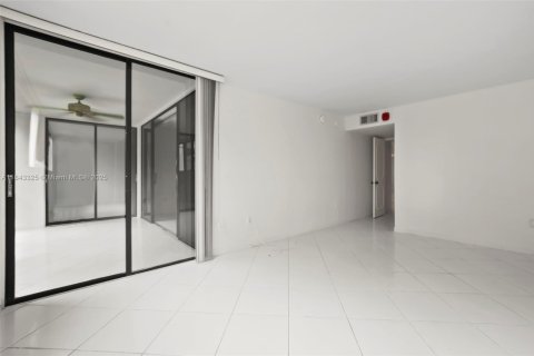 Condo in Doral, Florida, 2 bedrooms  № 1940854 - photo 16