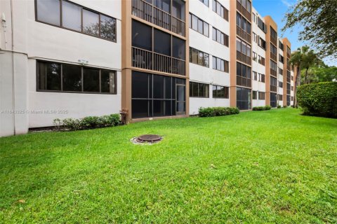 Condo in Doral, Florida, 2 bedrooms  № 1940854 - photo 21