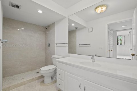 Condo in Doral, Florida, 2 bedrooms  № 1940854 - photo 12