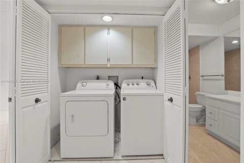 Condo in Doral, Florida, 2 bedrooms  № 1940854 - photo 15