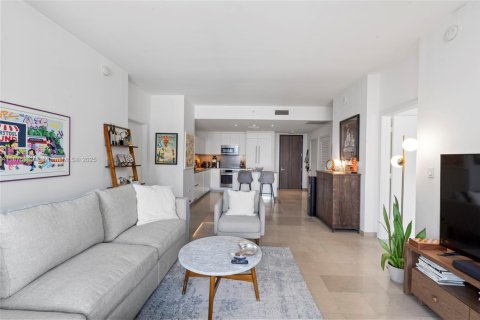 Condo in Miami, Florida, 2 bedrooms № 1926818 - photo 2
