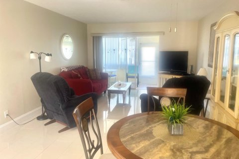 House in West Palm Beach, Florida 2 bedrooms, 75.72 sq.m. № 1128810 - photo 1