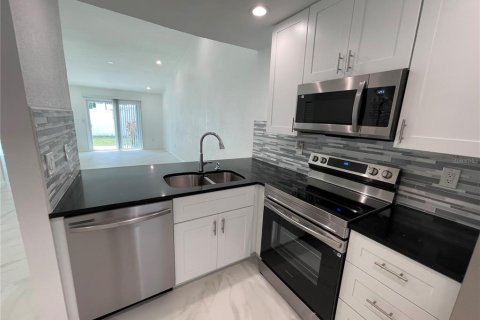 Villa ou maison à louer à Palm Harbor, Floride: 2 chambres, 92.9 m2 № 2419283 - photo 5