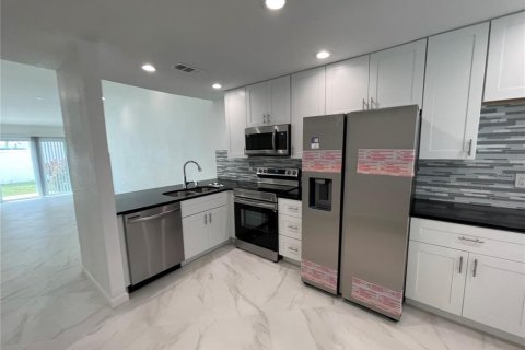 Villa ou maison à louer à Palm Harbor, Floride: 2 chambres, 92.9 m2 № 2419283 - photo 4