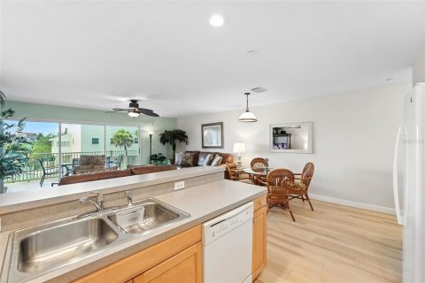 Condo in Indian Shores, Florida, 2 bedrooms  № 1914658 - photo 11