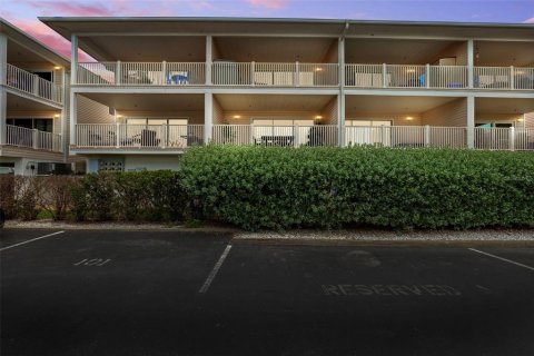 Condo in Indian Shores, Florida, 2 bedrooms  № 1914658 - photo 28