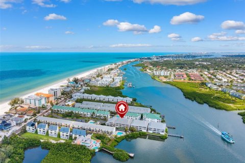 Condo in Indian Shores, Florida, 2 bedrooms  № 1914658 - photo 1