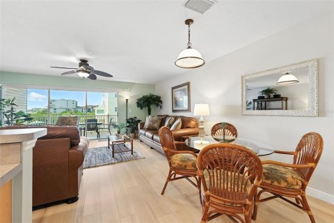 Condo in Indian Shores, Florida, 2 bedrooms  № 1914658 - photo 13
