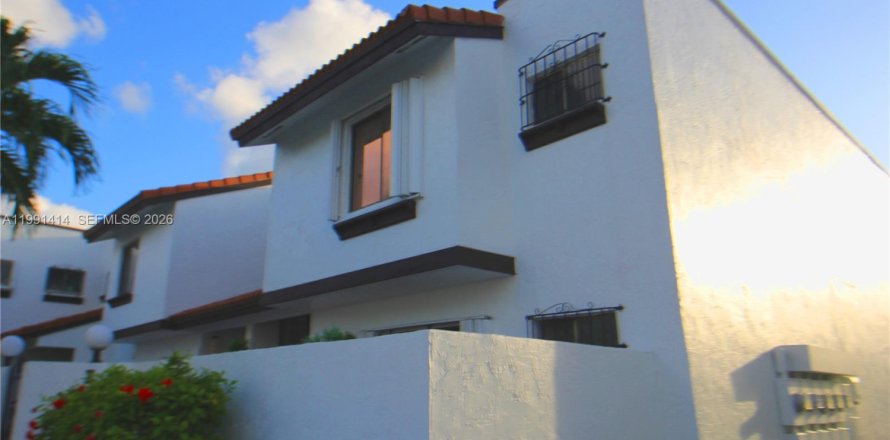 Townhouse in Miami, Florida 2 bedrooms, 152.36 sq.m. № 2052677