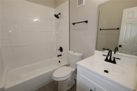 Casa en venta en Miami, Florida, 3 dormitorios, 164.16 m2 № 2057337 - foto 12